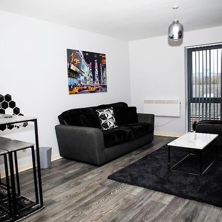 Stylish Two-Bedroom Salford Quays Apartment مانشستر المظهر الخارجي الصورة