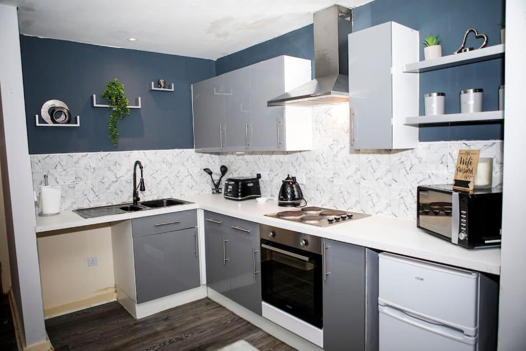 Stylish Two-Bedroom Salford Quays Apartment مانشستر المظهر الخارجي الصورة