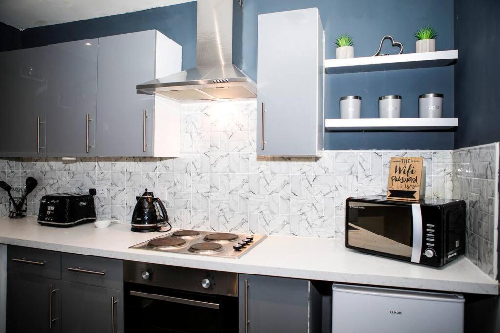 Stylish Two-Bedroom Salford Quays Apartment مانشستر المظهر الخارجي الصورة