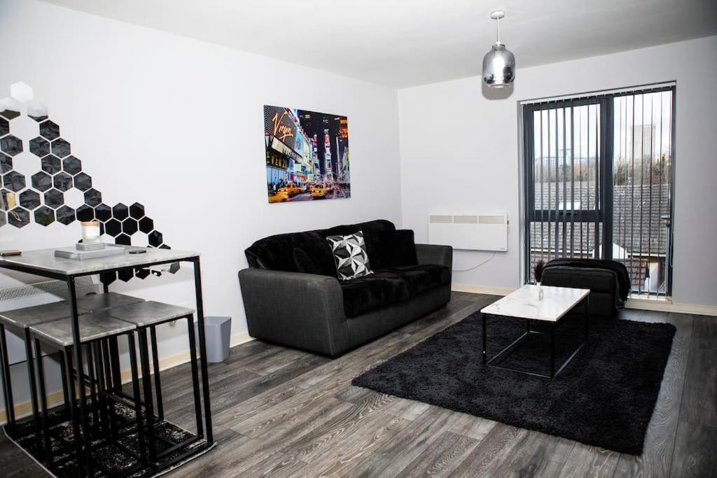 Stylish Two-Bedroom Salford Quays Apartment مانشستر المظهر الخارجي الصورة