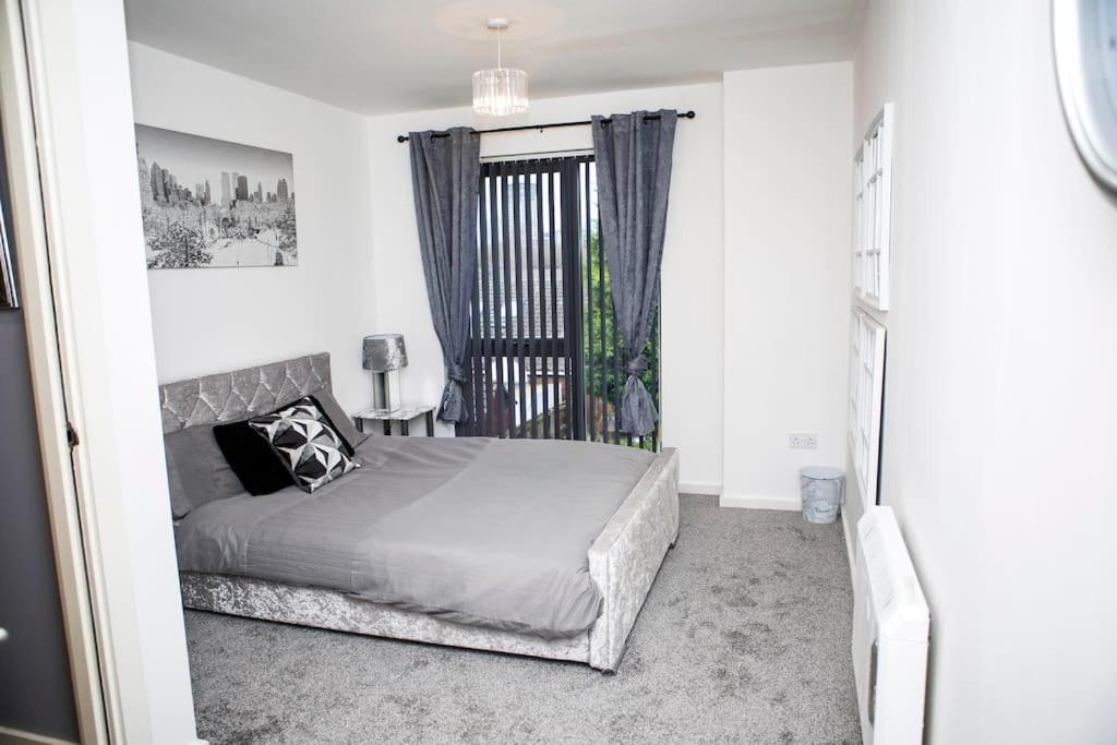 Stylish Two-Bedroom Salford Quays Apartment مانشستر المظهر الخارجي الصورة