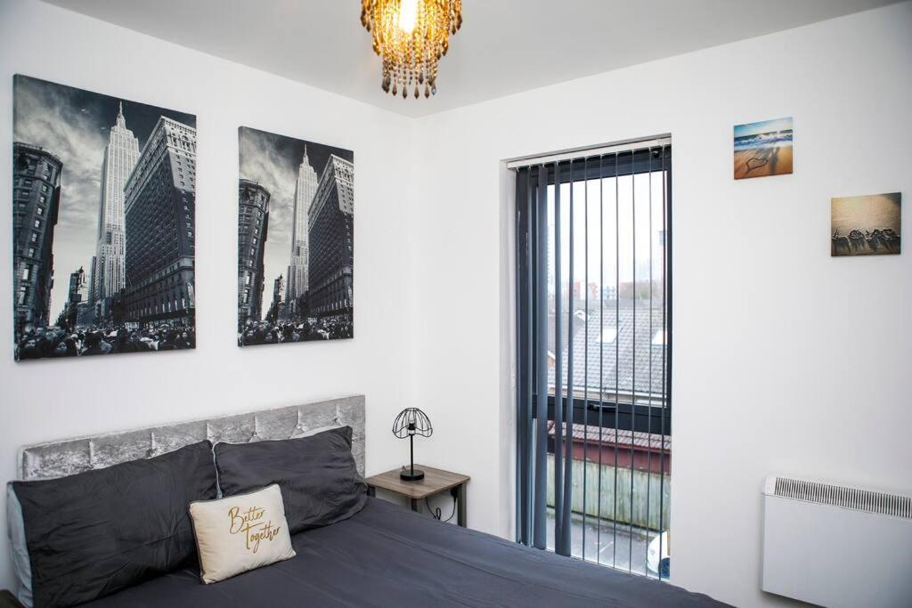 Stylish Two-Bedroom Salford Quays Apartment مانشستر المظهر الخارجي الصورة