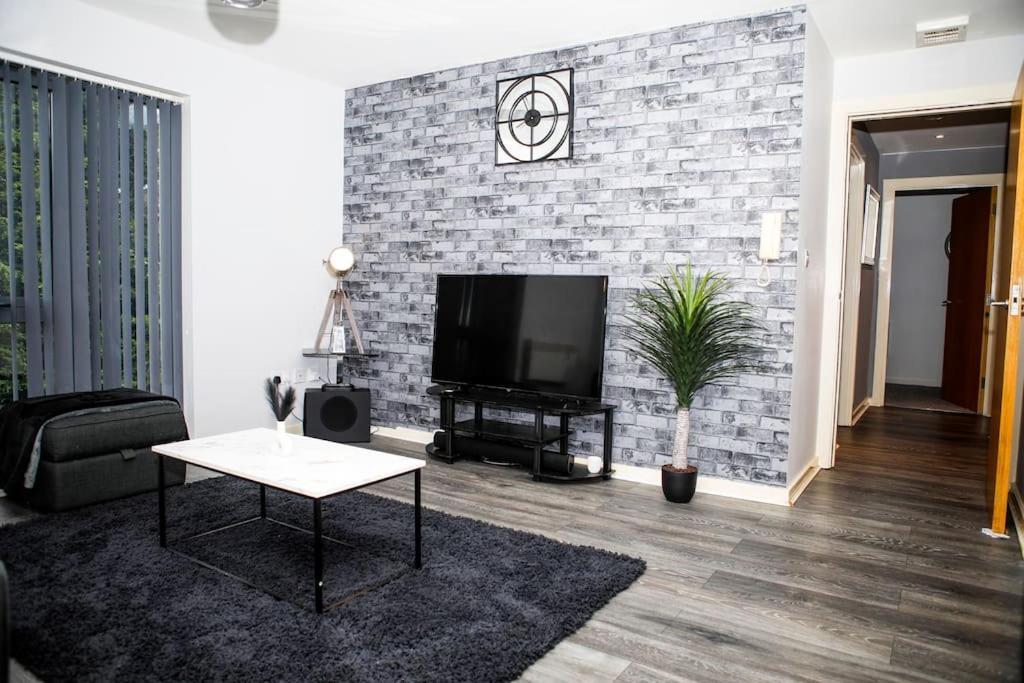 Stylish Two-Bedroom Salford Quays Apartment مانشستر المظهر الخارجي الصورة