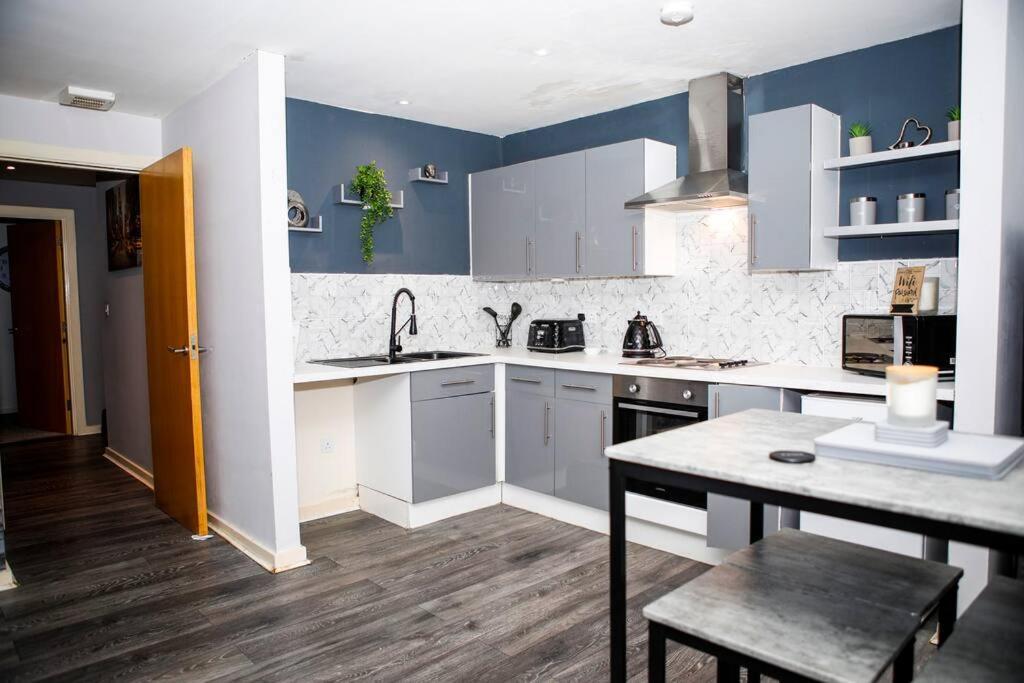 Stylish Two-Bedroom Salford Quays Apartment مانشستر المظهر الخارجي الصورة