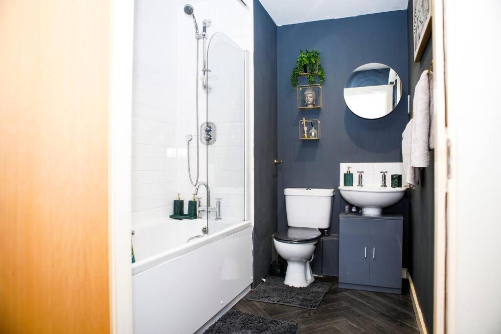 Stylish Two-Bedroom Salford Quays Apartment مانشستر المظهر الخارجي الصورة