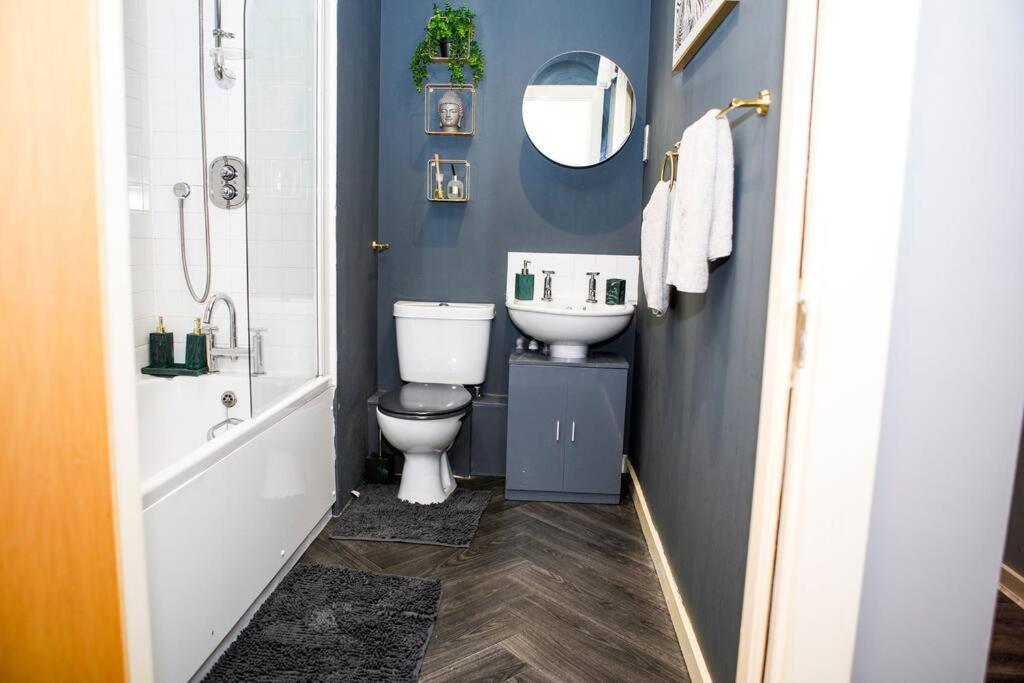 Stylish Two-Bedroom Salford Quays Apartment مانشستر المظهر الخارجي الصورة