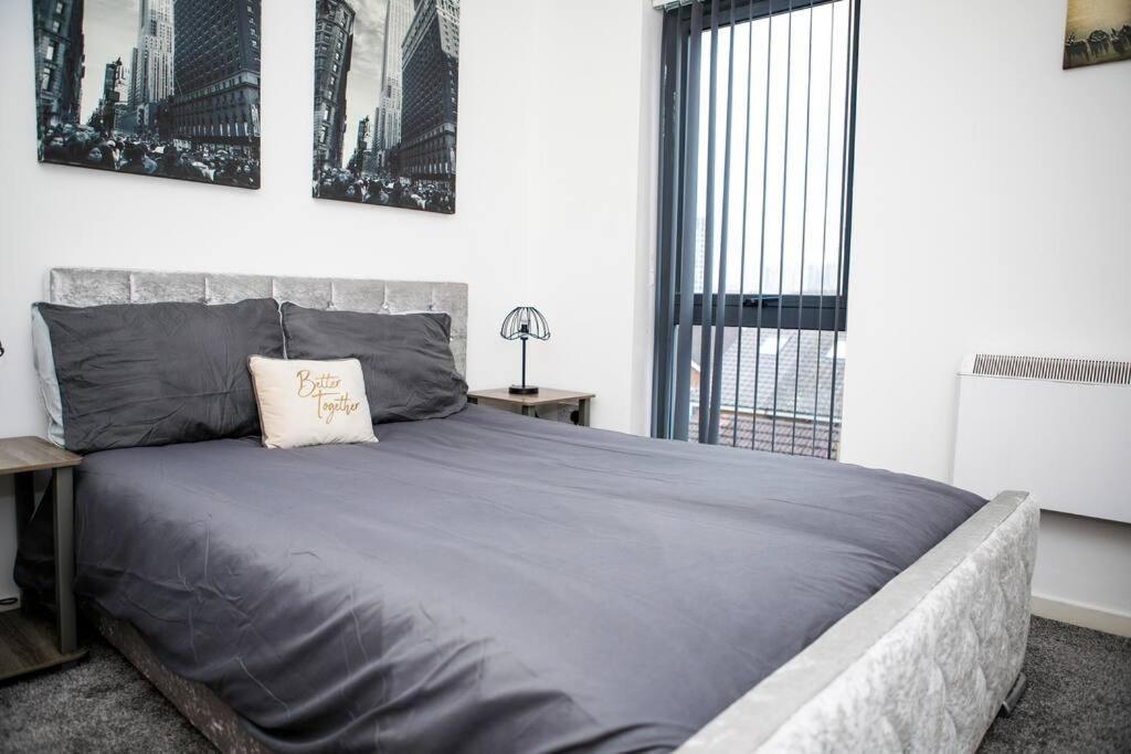 Stylish Two-Bedroom Salford Quays Apartment مانشستر المظهر الخارجي الصورة