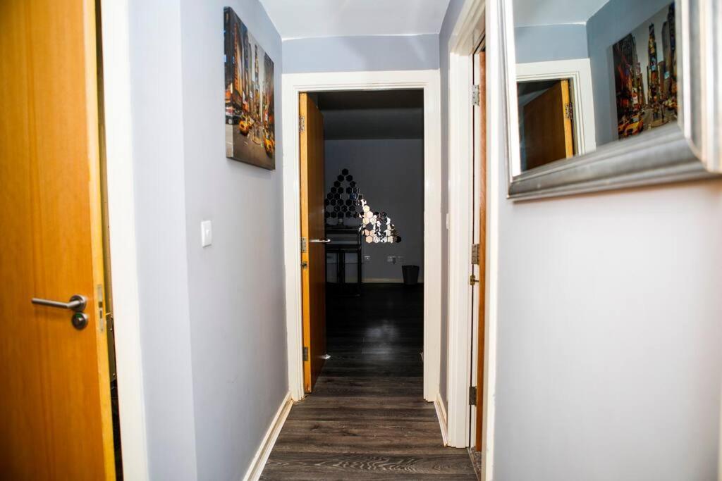 Stylish Two-Bedroom Salford Quays Apartment مانشستر المظهر الخارجي الصورة