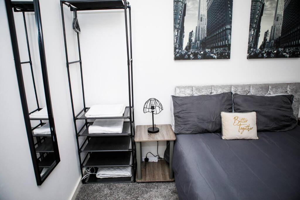 Stylish Two-Bedroom Salford Quays Apartment مانشستر المظهر الخارجي الصورة