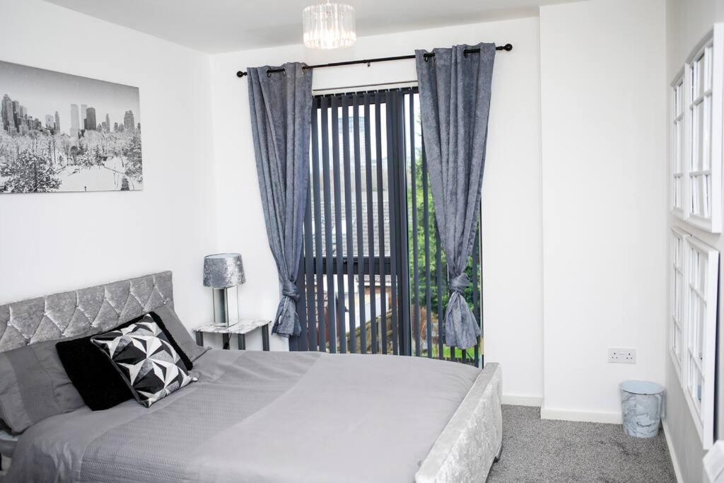 Stylish Two-Bedroom Salford Quays Apartment مانشستر المظهر الخارجي الصورة