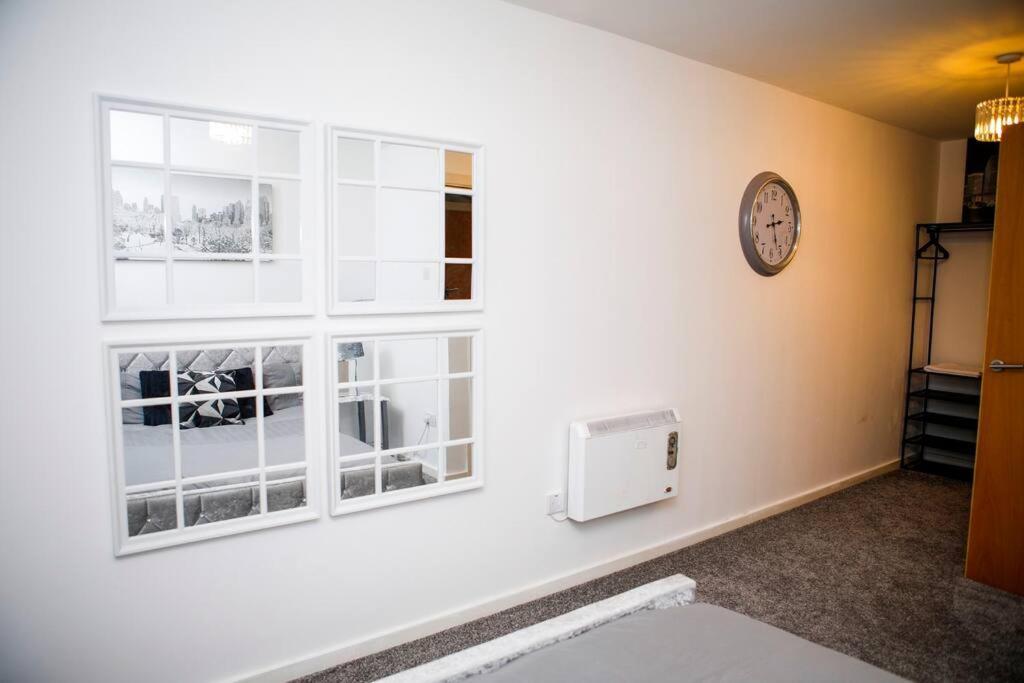 Stylish Two-Bedroom Salford Quays Apartment مانشستر المظهر الخارجي الصورة