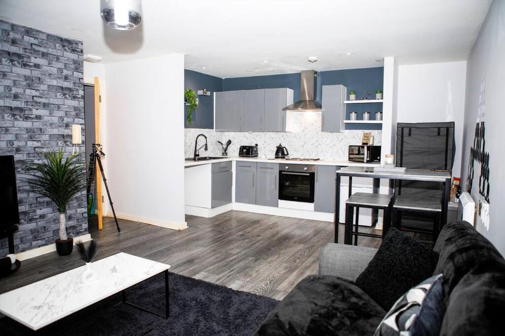 Stylish Two-Bedroom Salford Quays Apartment مانشستر المظهر الخارجي الصورة