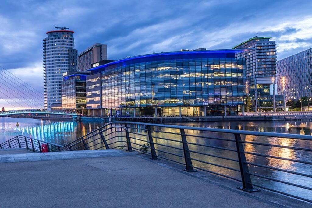 Stylish Two-Bedroom Salford Quays Apartment مانشستر المظهر الخارجي الصورة