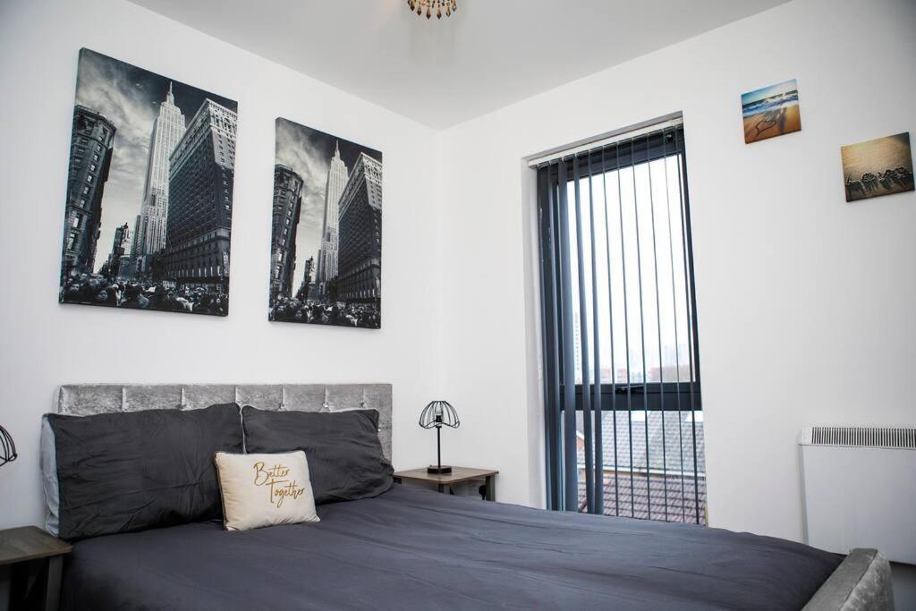 Stylish Two-Bedroom Salford Quays Apartment مانشستر المظهر الخارجي الصورة