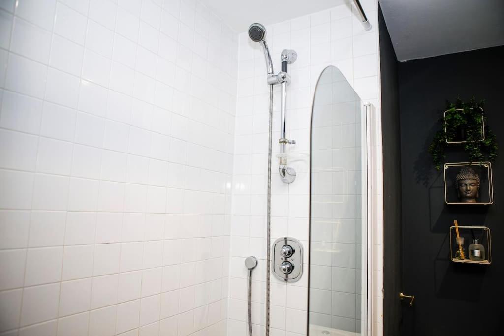 Stylish Two-Bedroom Salford Quays Apartment مانشستر المظهر الخارجي الصورة