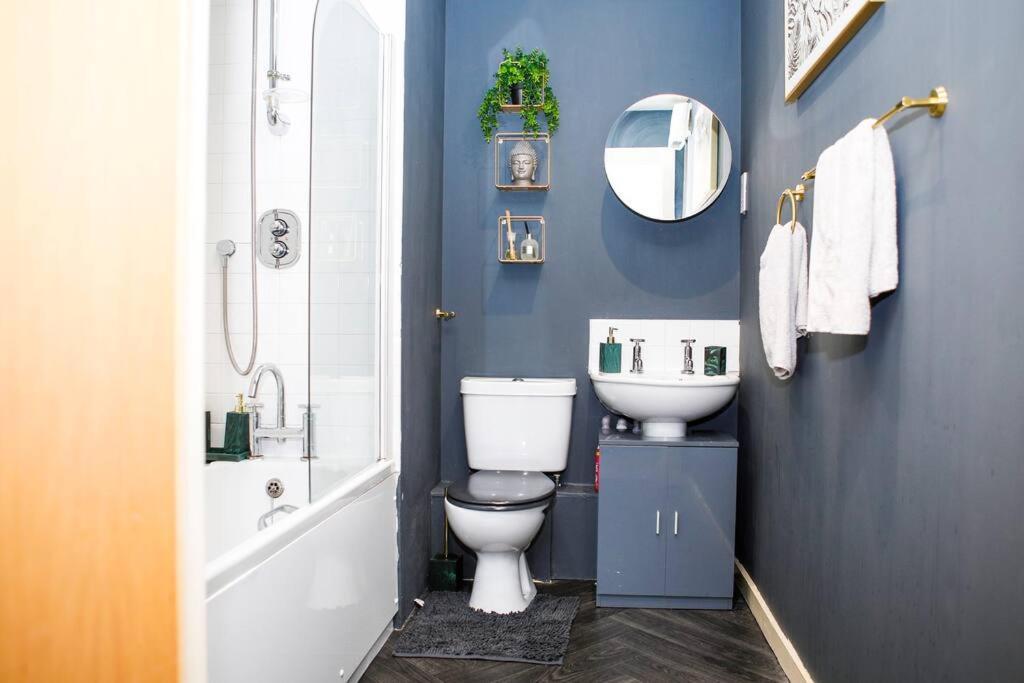 Stylish Two-Bedroom Salford Quays Apartment مانشستر المظهر الخارجي الصورة