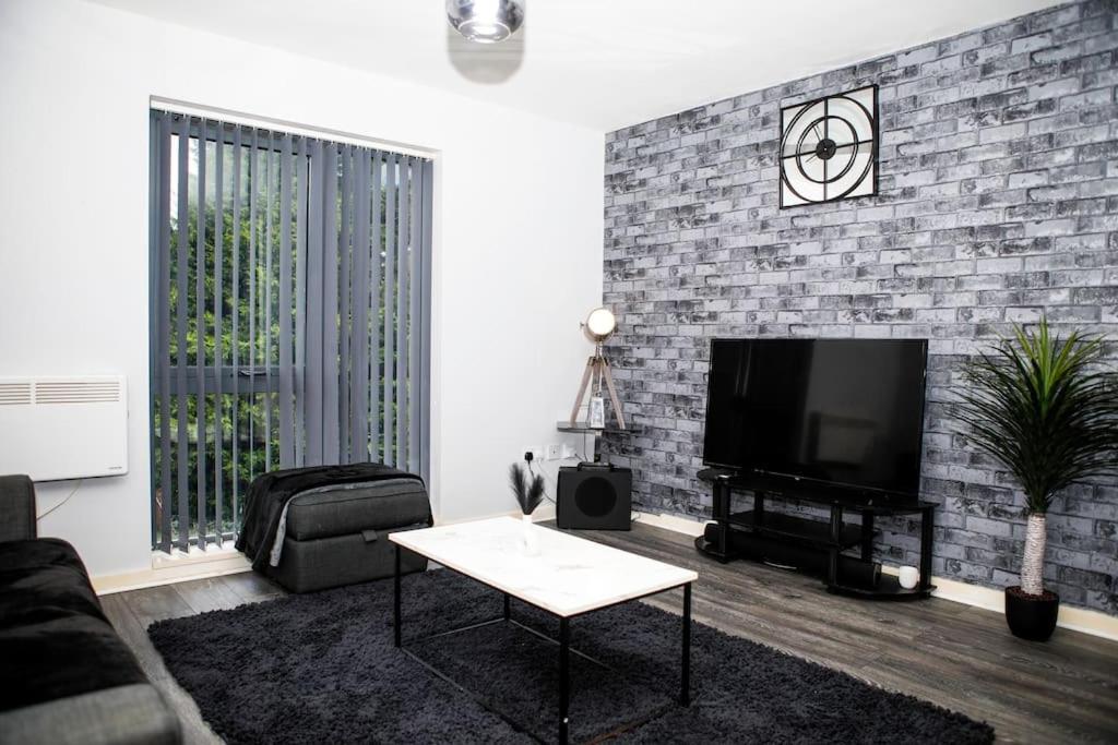 Stylish Two-Bedroom Salford Quays Apartment مانشستر المظهر الخارجي الصورة